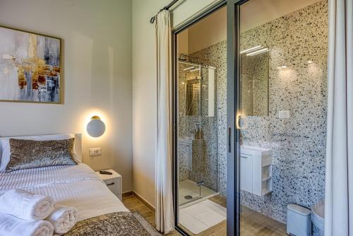 a bedroom with a shower and a bed in a room at Villa Stara Hiza in Novaki Pazinski