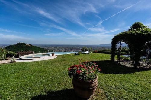 einen Garten mit Pool und Topfpflanze in der Unterkunft Ferienhaus für 10 Personen in Montecatini Tere, Toskana Provinz Pistoia in Montecatini Terme