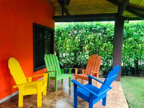 un gruppo di sedie colorate sedute su un portico di Villa Toscana a Santa Rosa