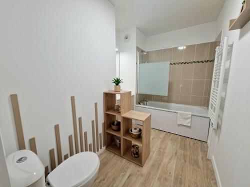 ein Badezimmer mit einem WC und einer Badewanne in der Unterkunft L'Hacienda / F2 de standing Cergy /parking inclus in Cergy