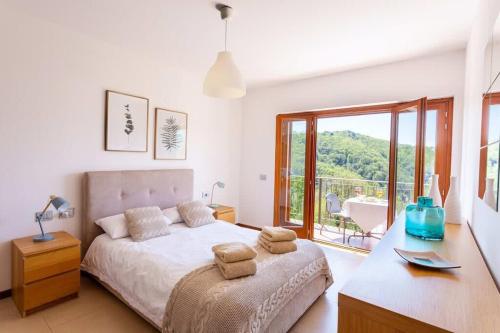A bed or beds in a room at Italian Lakes villa with lake views