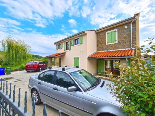 ein vor einem Haus geparkt in der Unterkunft Ferienhaus für 10 Personen in Bartolici, Istrien Binnenland von Istrien in Motovun