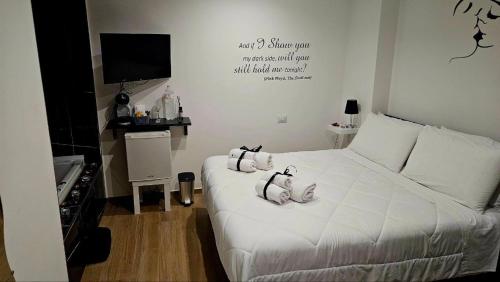 Een bed of bedden in een kamer bij Black & White Luxury Rooms