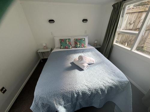 - une chambre avec un lit et une serviette dans l'établissement Worldwide Backpackers, à Wellington