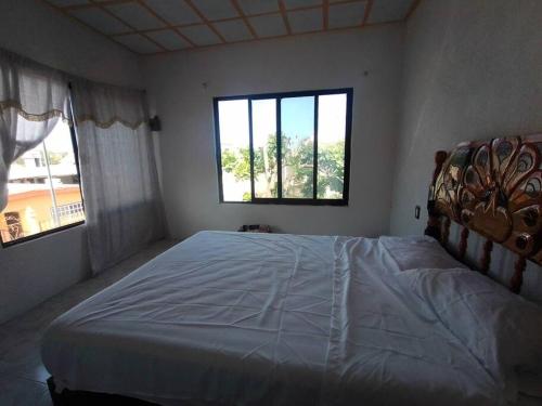 sypialnia z dużym łóżkiem i oknem w obiekcie Cerca de laguna y embarcadero hacia isla lobos w mieście Tamiahua