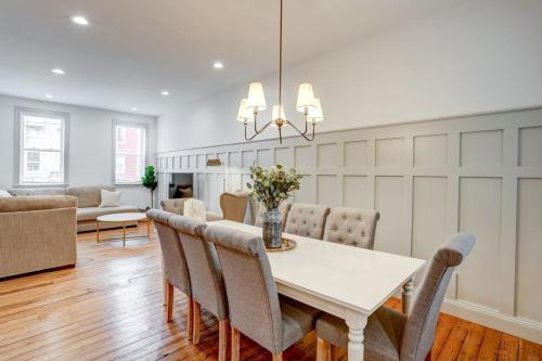 une salle à manger avec une table et des chaises blanches dans l'établissement Luxury Manor on Mulberry in the heart of Downtown Lanc, à Lancaster