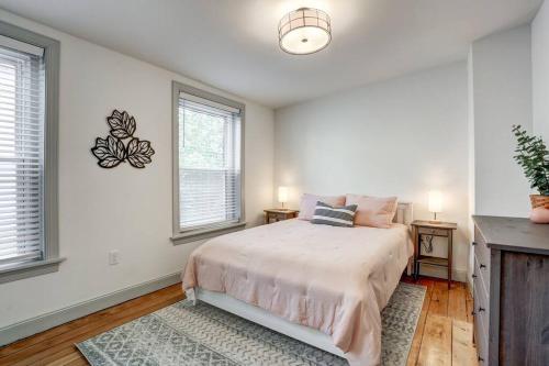 - une chambre avec un lit et 2 fenêtres dans l'établissement Luxury Manor on Mulberry in the heart of Downtown Lanc, à Lancaster