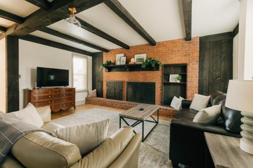 a living room with a couch and a fireplace at Quaint Vintage Reno in Manheim in Manheim