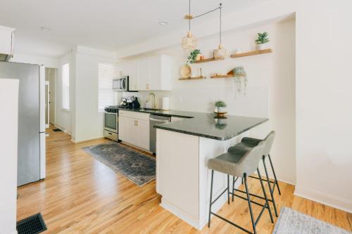 A kitchen or kitchenette at Getaway on Grant heart of Downtown with parking