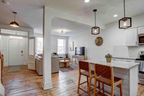 Beautiful Boho Villa on Vine in the heart of Lancasterにあるキッチンまたは簡易キッチン