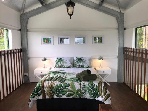 1 dormitorio con 1 cama y 2 mesitas de noche en Daintree - House with a view en Cow Bay