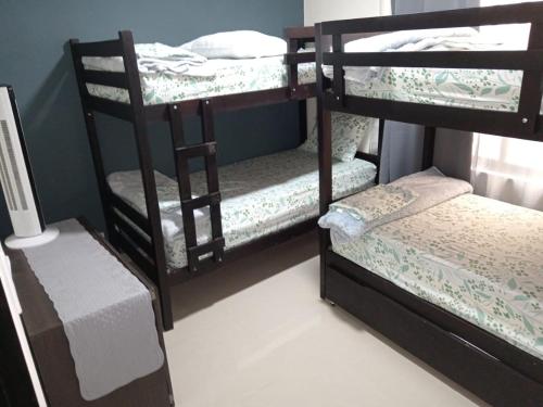 a room with two bunk beds and a table at Apartamentos Ave del Paraíso in Alajuela City