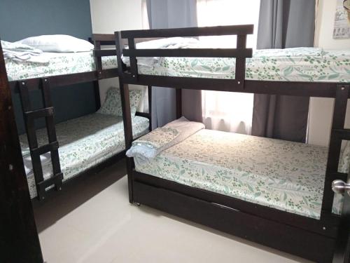 a couple of bunk beds in a room at Apartamentos Ave del Paraíso in Alajuela City