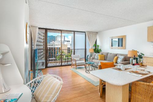 ホノルルにあるWaikiki Banyan Cozy Condo Suite - Ocean View with Free Parking!のソファとテーブルのあるリビングルーム