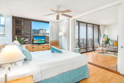 Waikiki Banyan Cozy Condo Suite - Ocean View with Free Parking!_2