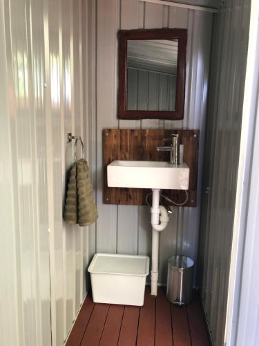 y baño con lavabo y espejo. en Daintree - House with a view en Cow Bay