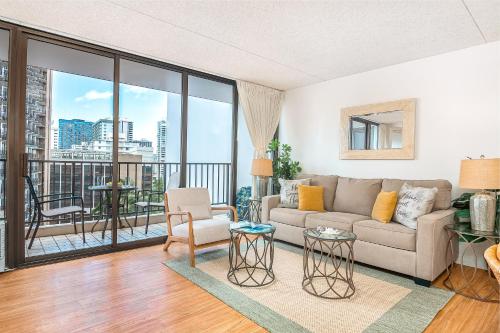Waikiki Banyan Cozy Condo Suite - Ocean View with Free Parking!にあるシーティングエリア