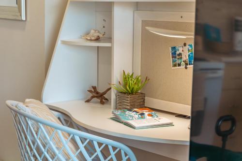 Waikiki Banyan Cozy Condo Suite - Ocean View with Free Parking!_3
