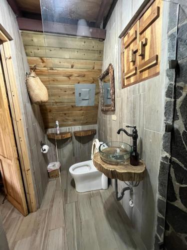 Un baño de Cabañas La Encantada