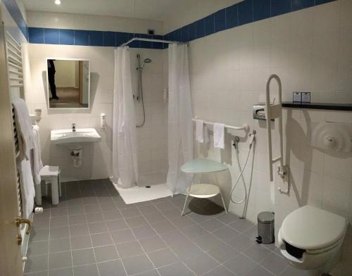 La salle de bains est pourvue d'une douche, de toilettes et d'un lavabo. dans l'établissement Holiday Inn Express Parma, an IHG Hotel, à Parme