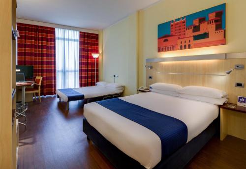 Katil atau katil-katil dalam bilik di Holiday Inn Express Parma, an IHG Hotel