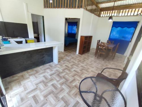 een kamer met een aanrecht en een tafel en stoelen bij Jungle house in Cocles