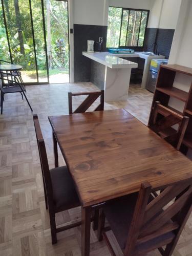 een eetkamer met een houten tafel en stoelen bij Jungle house in Cocles