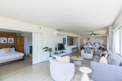 Two Bedroom Condo Overlooking Ala Wai Boat Harbor_2