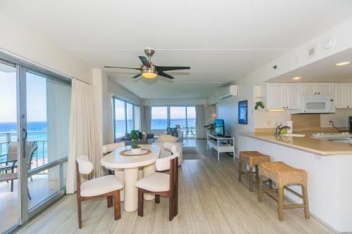 cocina y sala de estar con mesa y sillas en Two Bedroom Condo Overlooking Ala Wai Boat Harbor, en Honolulu