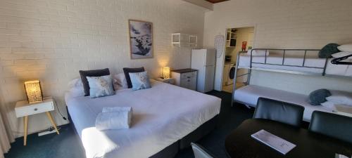 Ένα ή περισσότερα κρεβάτια σε δωμάτιο στο Cedarwood Apartments