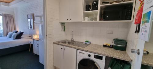 Η κουζίνα ή μικρή κουζίνα στο Cedarwood Apartments