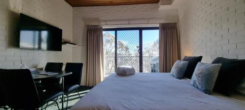 Ένα ή περισσότερα κρεβάτια σε δωμάτιο στο Cedarwood Apartments