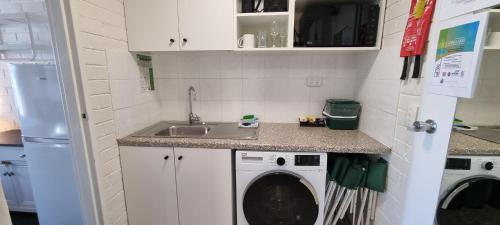 Η κουζίνα ή μικρή κουζίνα στο Cedarwood Apartments