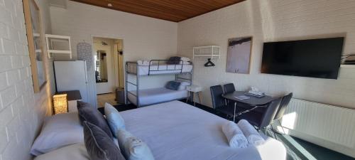 Ένα ή περισσότερα κρεβάτια σε δωμάτιο στο Cedarwood Apartments