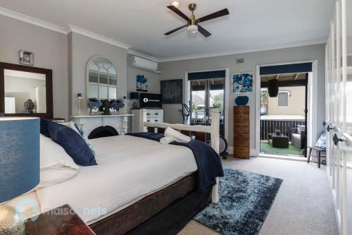 een slaapkamer met een bed en een plafondventilator bij 3 Bedroom House With Large Courtyard & City Views in Sydney