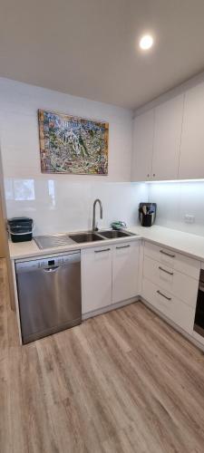 Η κουζίνα ή μικρή κουζίνα στο Cedarwood Apartments