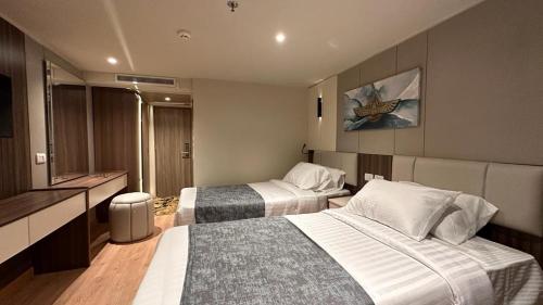 Tempat tidur dalam kamar di book Now Nile Cruise From Aswaon every Friday & Monday & wednesday Included Tours