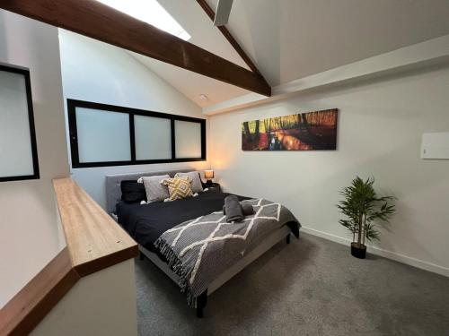 Posezení v ubytování Well located Apt with Loft Bedroom & Aircon