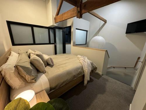 Postel nebo postele na pokoji v ubytování New Listing Loft Apt & A C in Heart of Devonport