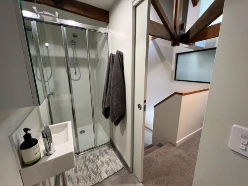 Koupelna v ubytování Well located Apt with Loft Bedroom & Aircon
