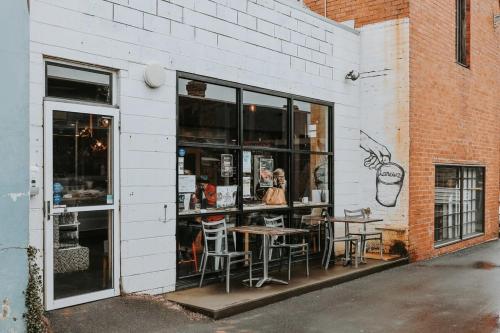 Well located Apt with Loft Bedroom & Airconにあるレストランまたは飲食店