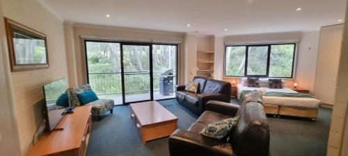 Χώρος καθιστικού στο Cedarwood Apartments