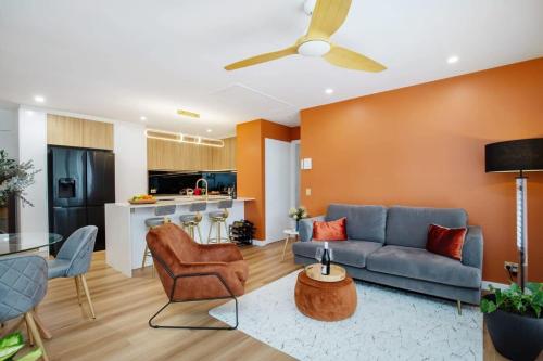 Posezení v ubytování 1 Bedroom Gem with Aircon Stroll to Beach