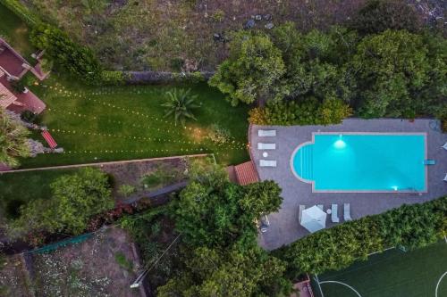 an overhead view of a swimming pool in a park at Ferienhaus für 11 Personen in Pedara, Sizilien Ostküste von Sizilien in Pedara