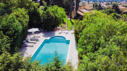 an overhead view of a swimming pool with chairs and trees at Ferienhaus für 11 Personen in Pedara, Sizilien Ostküste von Sizilien in Pedara