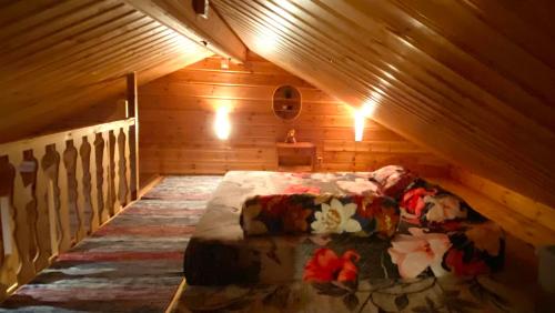 una camera con letto in una mansarda in legno di Lapin Paradise a Rovaniemi