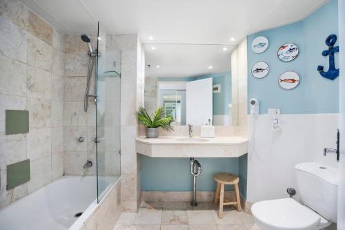 ein Badezimmer mit einer Badewanne, einem Waschbecken und einem WC in der Unterkunft Mantra View Studio Surfers Paradise Walk To Beach in Gold Coast
