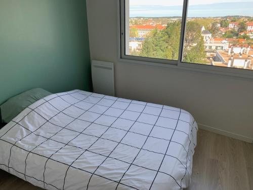 een slaapkamer met een bed en een groot raam bij Appartement Bayonne, 3 pièces, 4 personnes - FR-1-239-736 in Bayonne