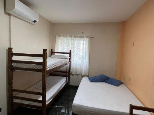 2 łóżka piętrowe w pokoju z oknem w obiekcie Hotel Music and Sports w São Paulo