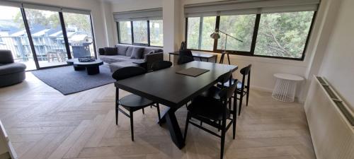 Χώρος καθιστικού στο Cedarwood Apartments